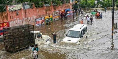 लखनऊ पानी पानी, बदइंतजामी की खुली पोल, DM ने कहा जरूरी ना हो तो नही निकले घर से